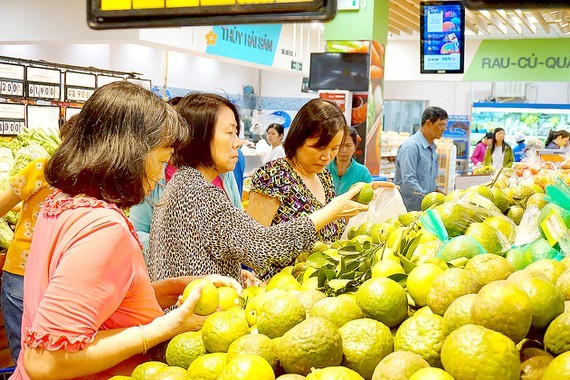 Vietnamese busy at preparing Kitchen Gods Farewell Ceremony