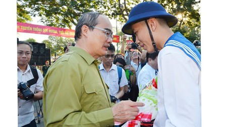 Secretary of HCMC Party Committee Nguyen Thien Nhan encouraged new soldiers to fulfill their responsibilities. (Photo: SGGP)