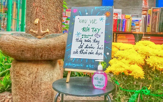 Visitors can use hand gel in the book street in Ho Chi Minh City downtown area (Photo: SGGP)