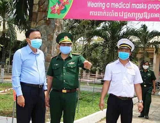 A leader of Dong Thap checks prevention task in the province (Photo: SGGP)