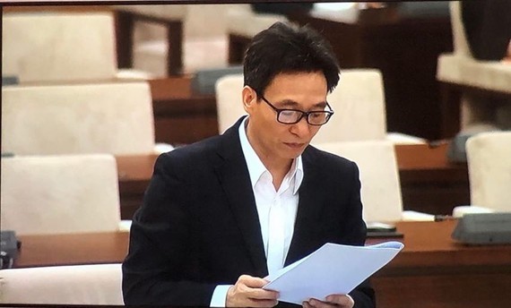 Deputy Prime Minister Vu Duc Dam, head of the national steering committee on Covid-19 prevention and control reports on the work at National Assembly Standing Committee’s 43rd session in Hanoi (Photo: SGGP)