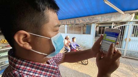 Customers are signing in to a bank account to conduct an online transaction. (Photo: SGGP)