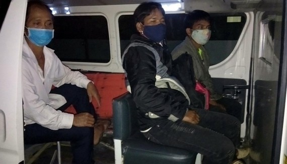 Three men returning from Lao are transported to quarantine areas (Photo: SGGP)