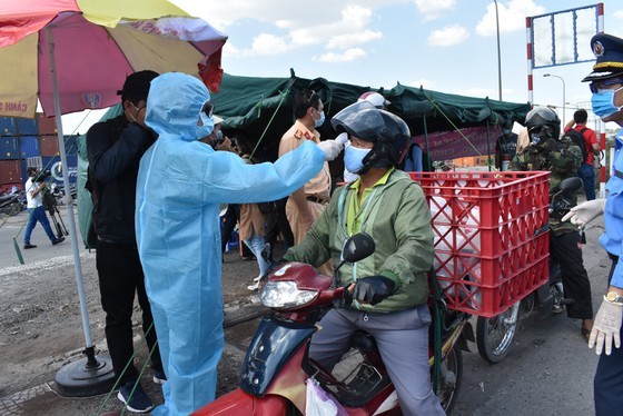 People undergo medical checks before entering HCMC amid wake of Covid-19 ảnh 2 People undergo medical checks before entering HCMC amid wake of Covid-19 ảnh 2