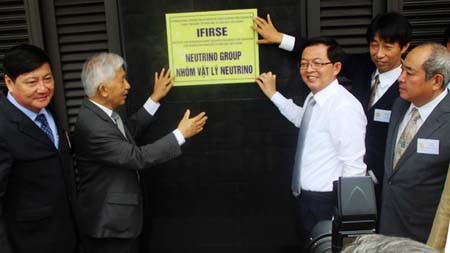 The senior Japanese professors, the leaders in the People’s Committee of Binh Dinh Province, and representatives of IFIRSE in front of the working station of the Neutrino Group in IFIRSE in 2017. (Photo: SGGP)