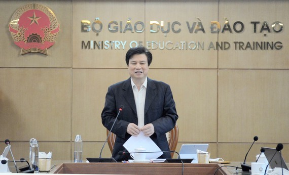 Deputy Education Minister Nguyen Huu Do speaks at the online conference (Photo: SGGP)