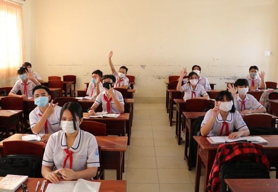 Ninth, twelve graders in Ca Mau return to schools after closures due to Covid-19