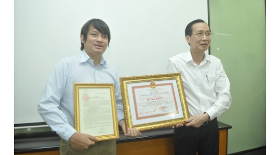 Entrepreneur Hoang Tuan Anh receives a letter of merit and a certificate of merit for his helpful invention (Photo: SGGP)