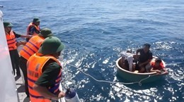 Filipino adrift at sea saved by Binh Dinh fishermen, border guards