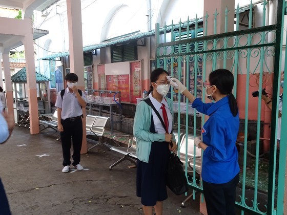 Teachers, schoolers in Hanoi return to classrooms (Photo: SGGP)