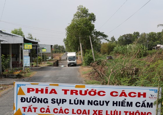 A poster warns of subsidence and erosion ahead (Photo: SGGP)