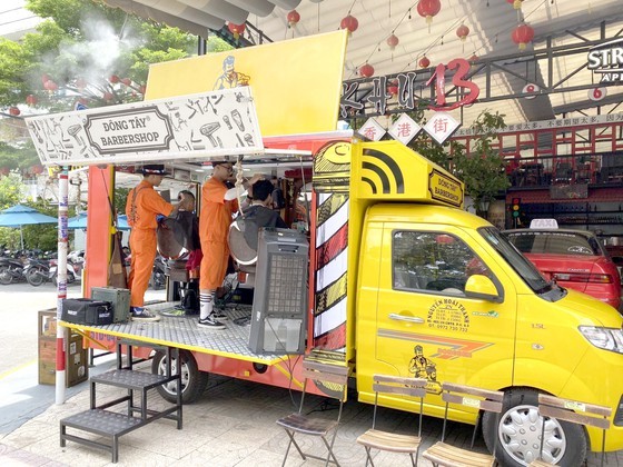 A barbershops in a pickup truck (Photo: SGGP)