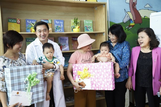 Vice President Dang Thi Ngoc Thinh hands out gifts to cancer children (Photo: SGGP)