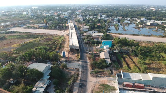 The National Highway No. 50 expansion project through Binh Chanh District is one of the city's major project (Photo: SGGP)