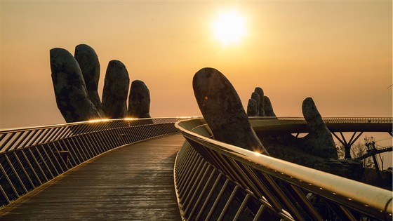 Cau Vang (Golden Bridge) at Sun World Ba Na Hills tourist site in Danang City (Photo: SGGP)