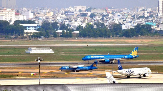 Prime Minister urges to speed up routine maintenance work on the runways in Noi Bai International Airport and Tan Son Nhat (Photo: SGGP)