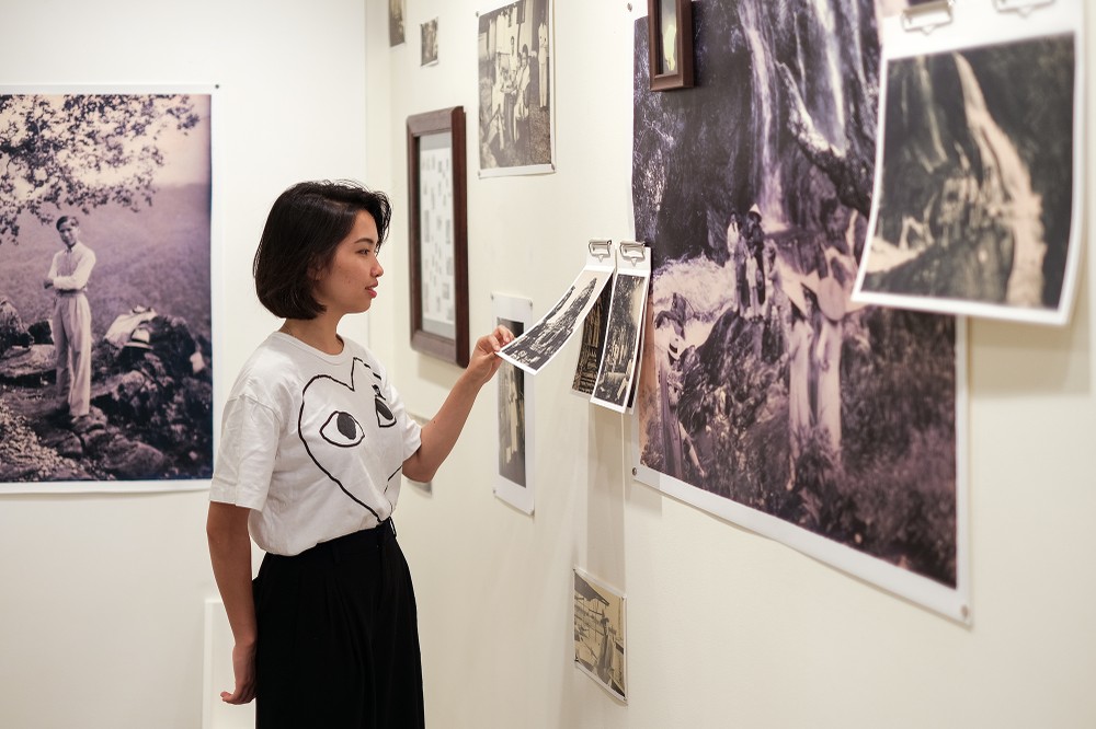 At an art exhibition (Photo: Courtesy of British Council)