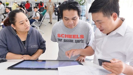 Residents in HCMC easily search for information at electronic kiosks in the People’s Committee of District 12. (Photo: SGGP)