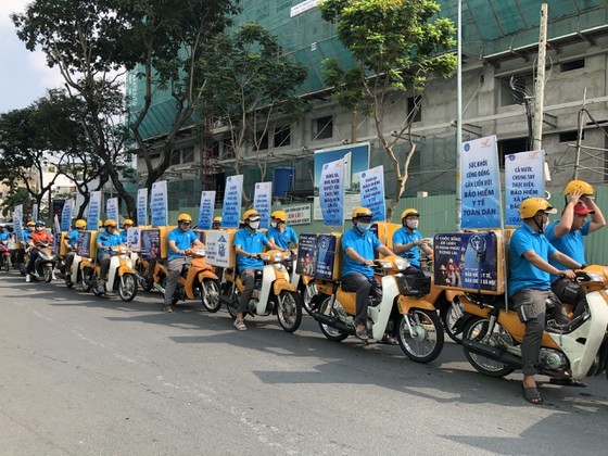 A motorbicycle parade is organized in HCMC to encourage 60,000 residents to buy health insurance for individual and family (Photo: SGGP)