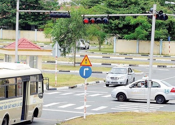 Learners of a driving training center are learning a hypothetical traffic situation (Photo: SGGP)