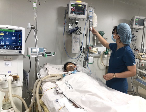 A tetanus patient is being treated in the hospital (Photo: SGGP)
