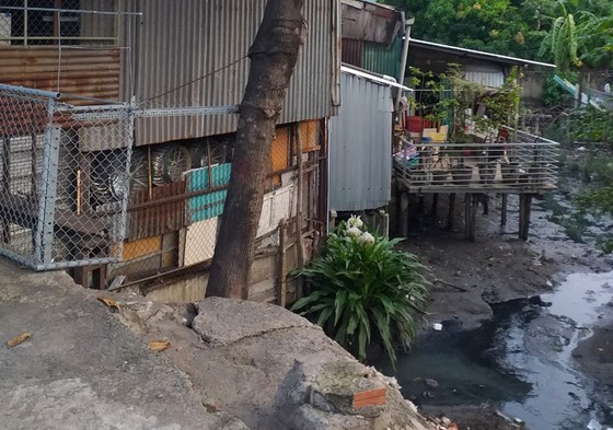 A section of Xuyen Tam canal in Binh Thanh District is encroached (Photo: SGGP)