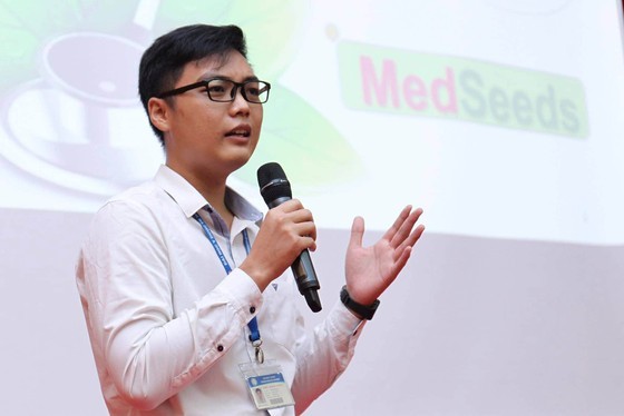 56 outstanding medicine students given Nguyen Van Huong scholarships ảnh 4 56 outstanding medicine students given Nguyen Van Huong scholarships ảnh 4