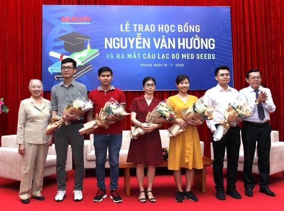 56 outstanding medicine students given Nguyen Van Huong scholarships ảnh 2 56 outstanding medicine students given Nguyen Van Huong scholarships ảnh 2