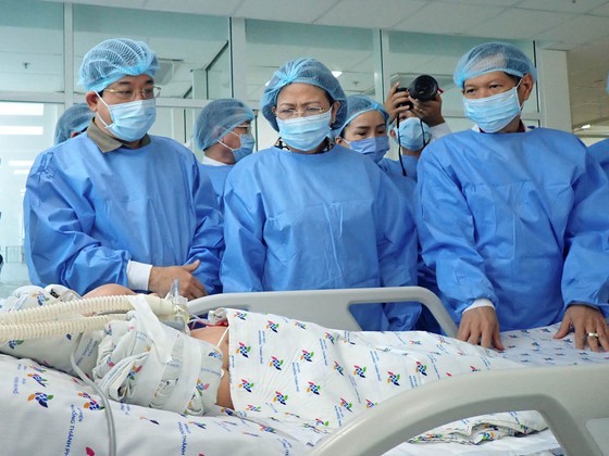 Vice President congratulates surgery team while visiting twins in hospital ảnh 3 Vice President congratulates surgery team while visiting twins in hospital ảnh 3