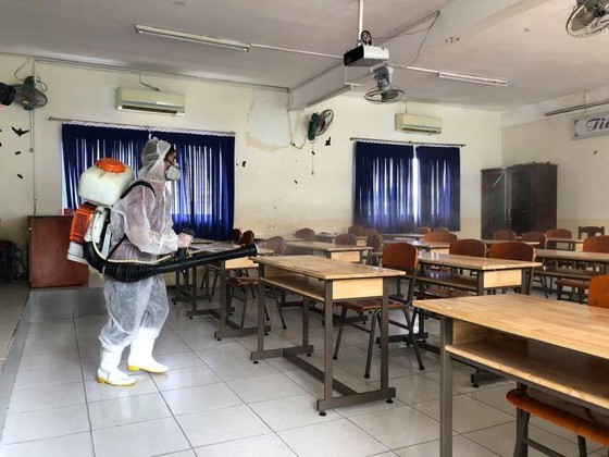 Heads of test venues are asked to work with local medical centers to do the cleaning and disinfection of environmental surfaces in the context of Covid-19 before and after examination days (Photo: SGGP)