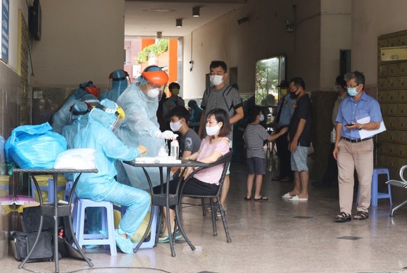Health workers are taking samples for testing (Photo: SGGP)