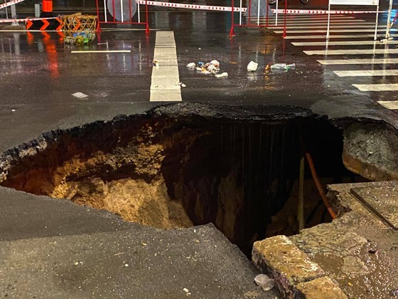 Sinkhole closes Nguyen Oanh street in District Go Vap after torrential rain