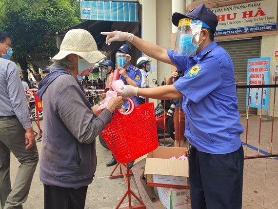 Residents go to a local traditional market (Photo: SGGP)