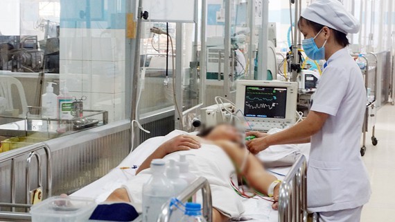 A dengue patient is being treated in the city Children Hospital (Photo: SGGP)