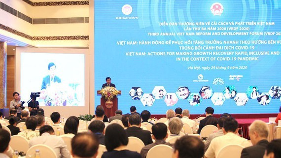 Planning and Investment Minister Nguyen Chi Dung speaks at the forum (Photo: SGGP)