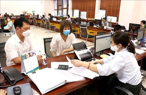 An official of Bac Ninh Province's public services centre provides instructions to citizens. (Photo: VNA)