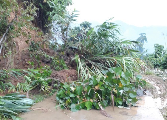 Heavy rain triggered flooding leaves 13 dead and missing in Central Vietnam ảnh 2