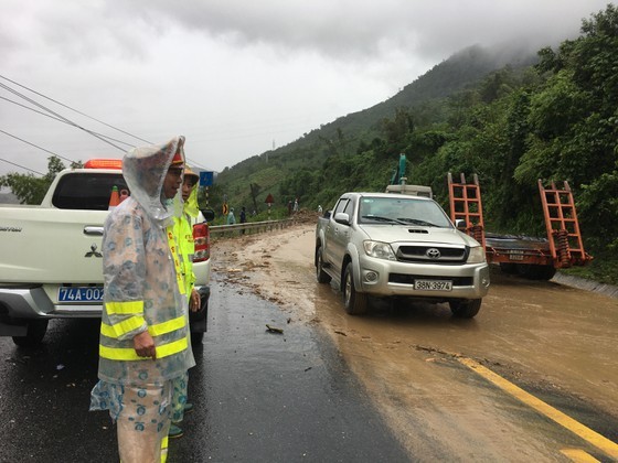 Heavy rain triggered flooding leaves 13 dead and missing in Central Vietnam ảnh 5