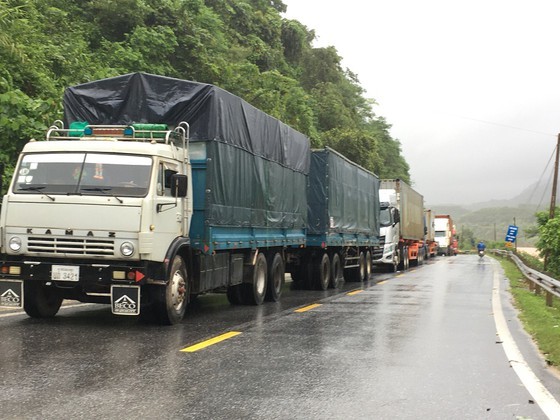 Heavy rain triggered flooding leaves 13 dead and missing in Central Vietnam ảnh 6