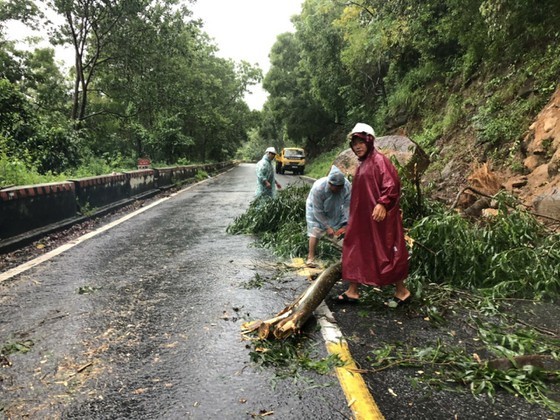 Heavy rain triggered flooding leaves 13 dead and missing in Central Vietnam ảnh 9