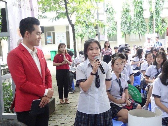 Student put question at the meeting (PHoto: SGGP)