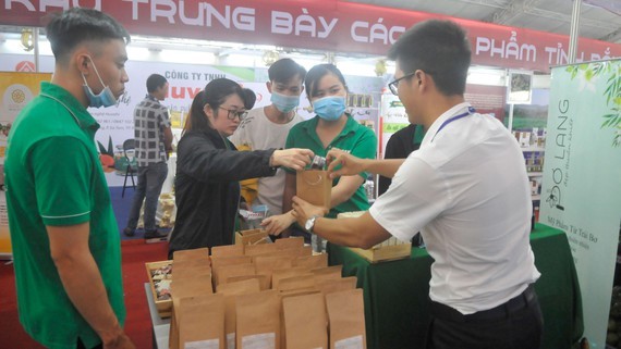 A retailer put their product in paper bags (Photo: SGGP)