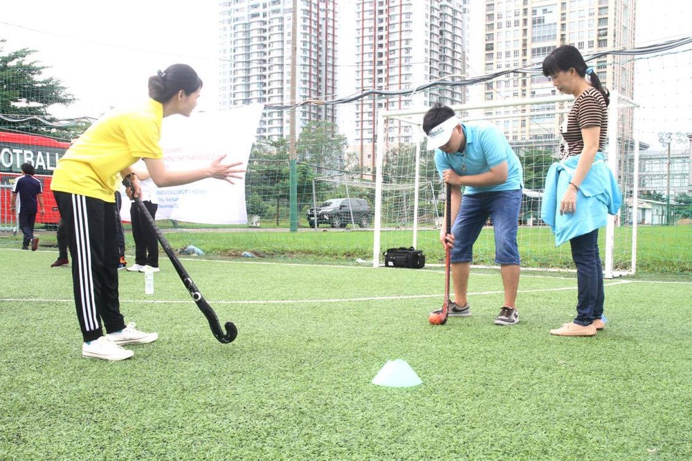 Mother Trieu Le Xuan plays hockey with her  son (Photo: SGGP)