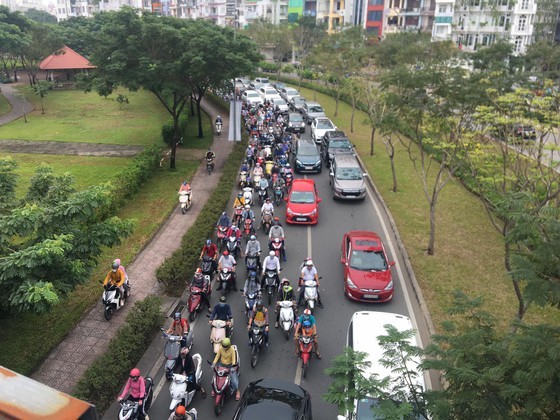 Passenger bus climbs on median strip causing traffic chaos ảnh 2 Passenger bus climbs on median strip causing traffic chaos ảnh 2