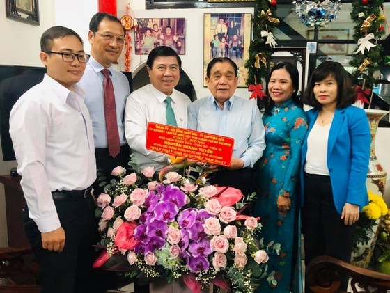 Chairman of the Ho Chi Minh City People’s Committee Nguyen Thanh Phong congratulated Professor Nguyen Thanh Tuyen (Photo: SGGP)