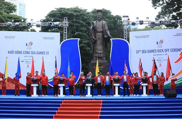 Representatives of the ministry, the municipal People’s Committee and embassies of Southeast Asian nations joined the ritual to start the one-year countdown for SEA Games 31. (Photo: VNA)