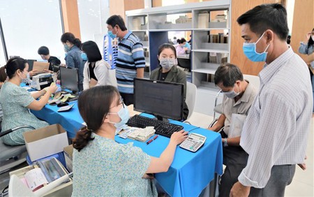 New students are paying tuition fee for the academic year of 2020 in HCMC University of Food Industry.