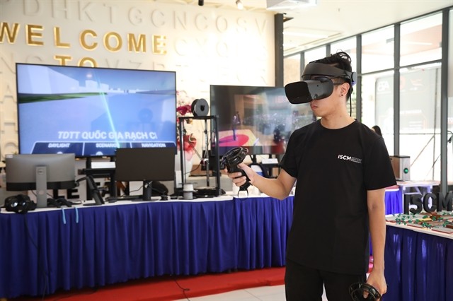 A visitor at an exhibition area displaying science and technology products held as part of Techfest Southeast Region 2020 in HCMC (Photo: Photo courtesy of the University of Economics of HCMC)