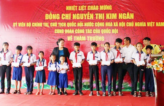 NA Chairwoman Nguyen Thi Kim Ngan gives gifts to children in Mekong Delta (Photo: SGGP)