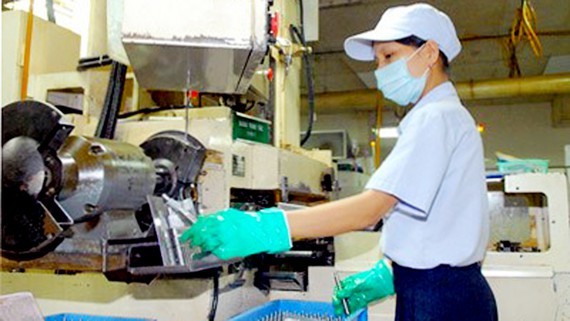 Worker at a factory at the Tan Thuan Industrial Park in HCM City (photo: SGGP)